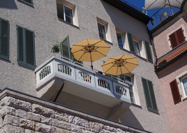 חשיבות התקנת מעקה למרפסת בבניינים גבוהים