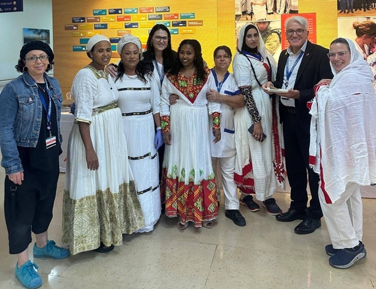 מנהל ועובדות המרכז הרפואי זיו בחג הסיגד