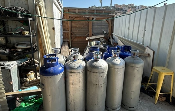 מחסן של עשרות בלוני גז ללא היתר