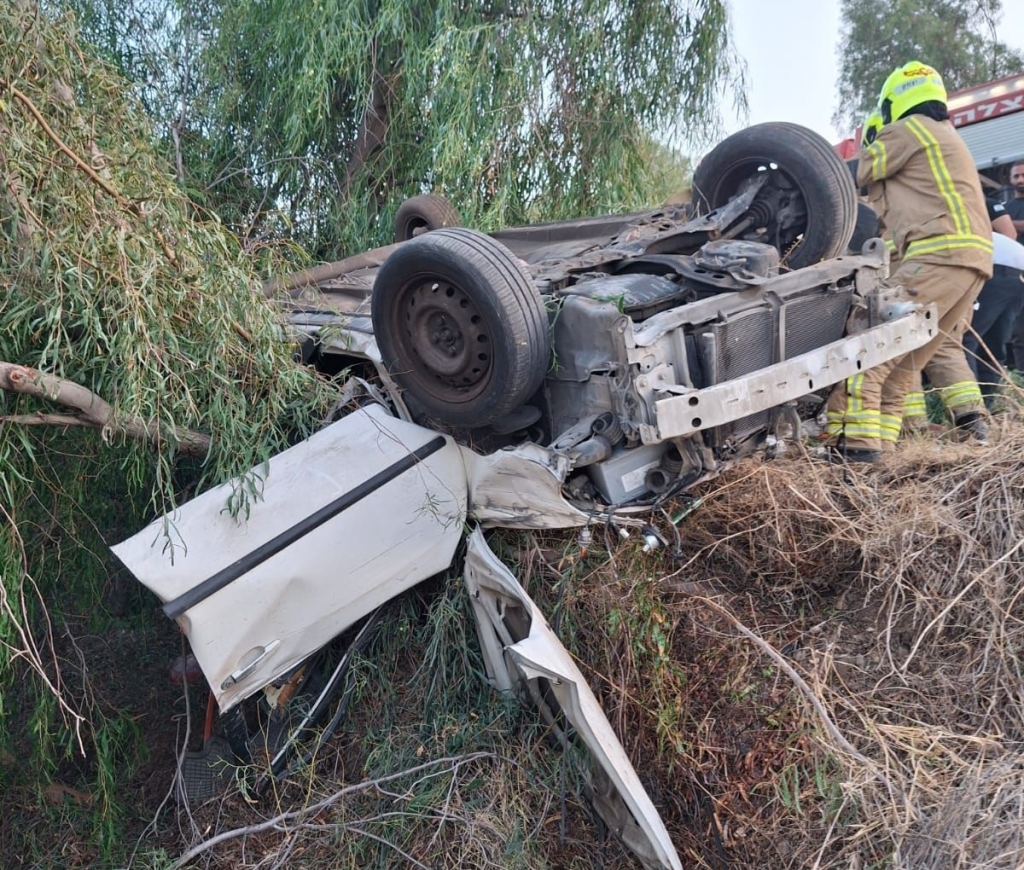 רכב התהפך ונתקע על עץ