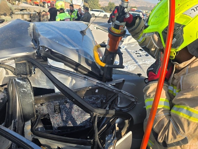 הכבאים חילצו מהתאונה אישה ללא רוח חיים