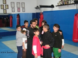ילדים בחוג אומנויות לחימה