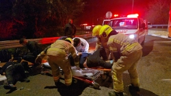 לוחמי אש חילצו פצועים ממיניבוס שאיבד שליטה