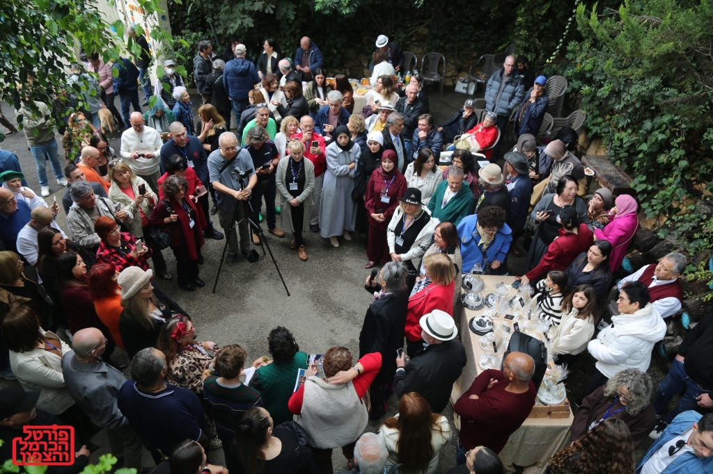 תערוכת מבט שני של סמאח עווד מחברת תרבויות