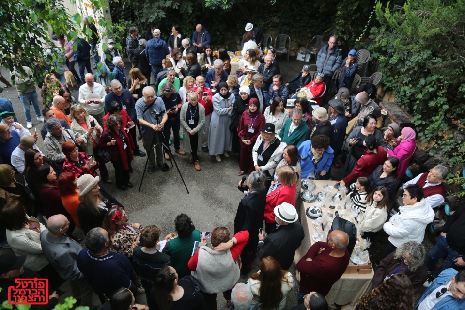 תערוכת מבט שני של סמאח עווד מחברת תרבויות