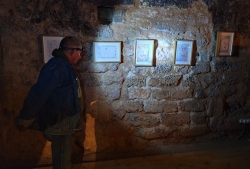 תערוכה מסקרת מול הפנס