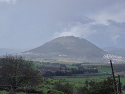הר תבור בעננים