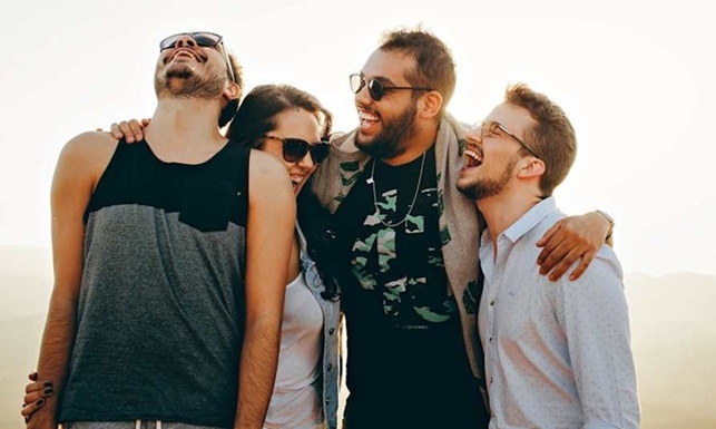 הכוח הפשוט של החיוך למה הפסקנו לצחוק ואיך חוזרים לזה?