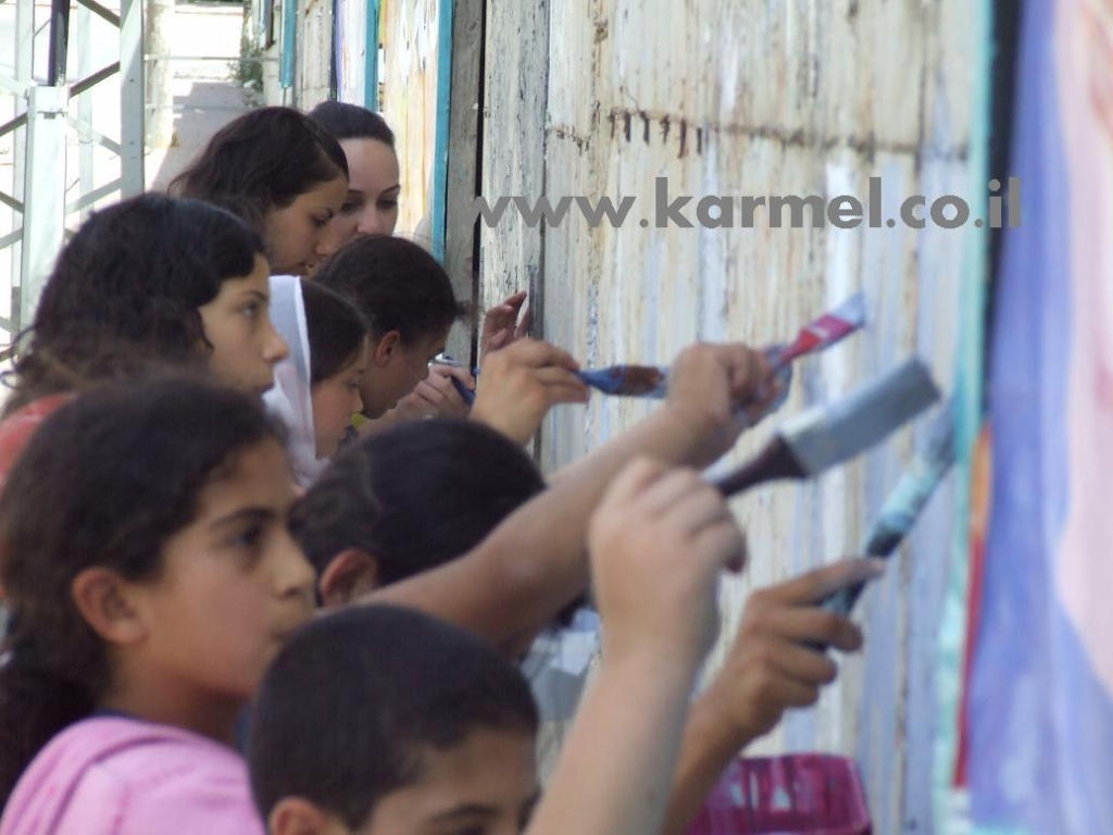 תלמידים צובעים קירות בדליה