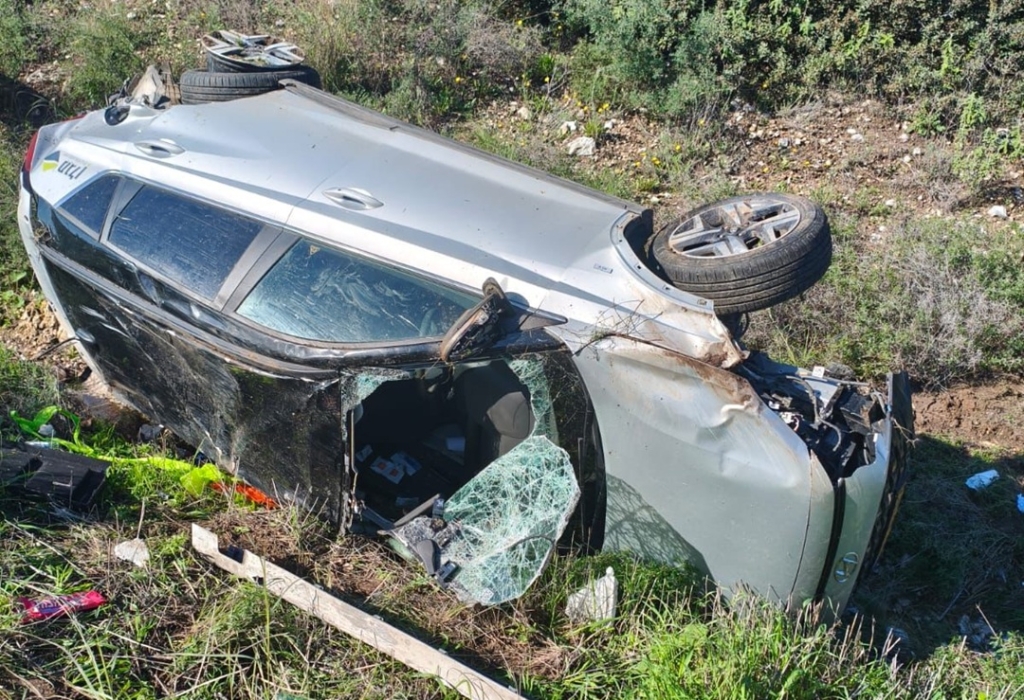 חולצה לכודה מרכב בכביש 6