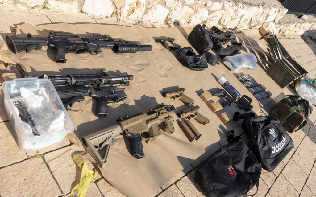 מצבור אמצעי לחימה יוצא דופן נמצא ברכב בצפון