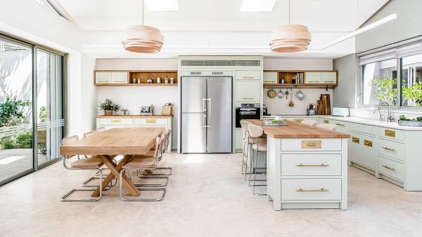 מטבח כפרי מודרני איך משלבים חמימות עם קווים נקיים?