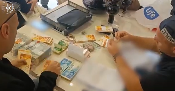 "פרוטקשן בחסות החוק"