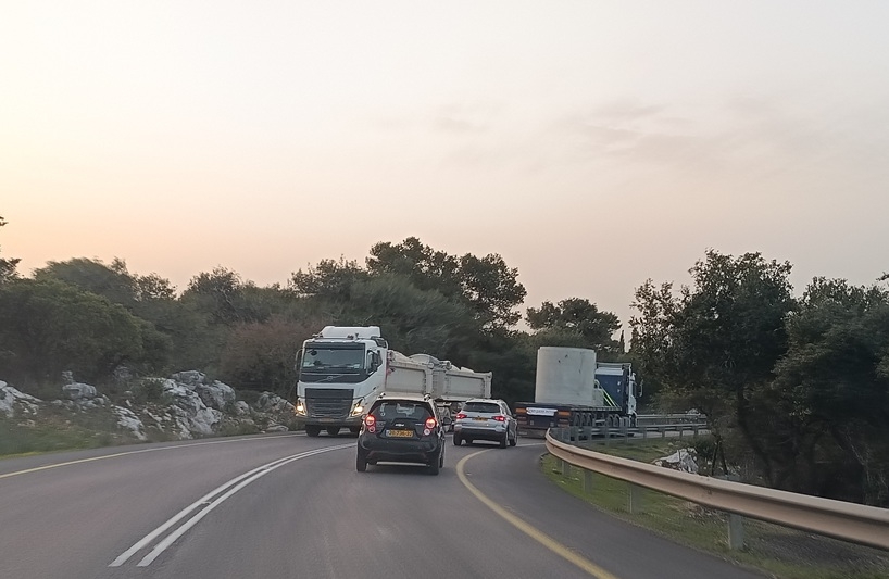 3 פוצעים בהתהפכות רכב בכביש 672