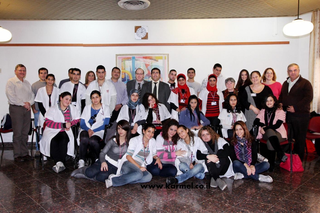 בני ובנות שירות בחלוקים לבנים