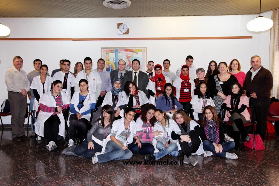 בני ובנות שירות בחלוקים לבנים