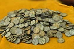 באדנית במרפסת נתפסו מאות מטבעות קדומים ומזויפים