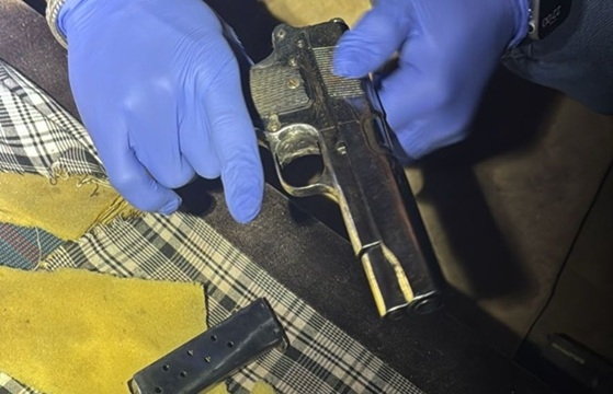 אקדח ואמצעים לראיית לילה נתפסו בצימר