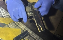 אקדח ואמצעים לראיית לילה נתפסו בצימר