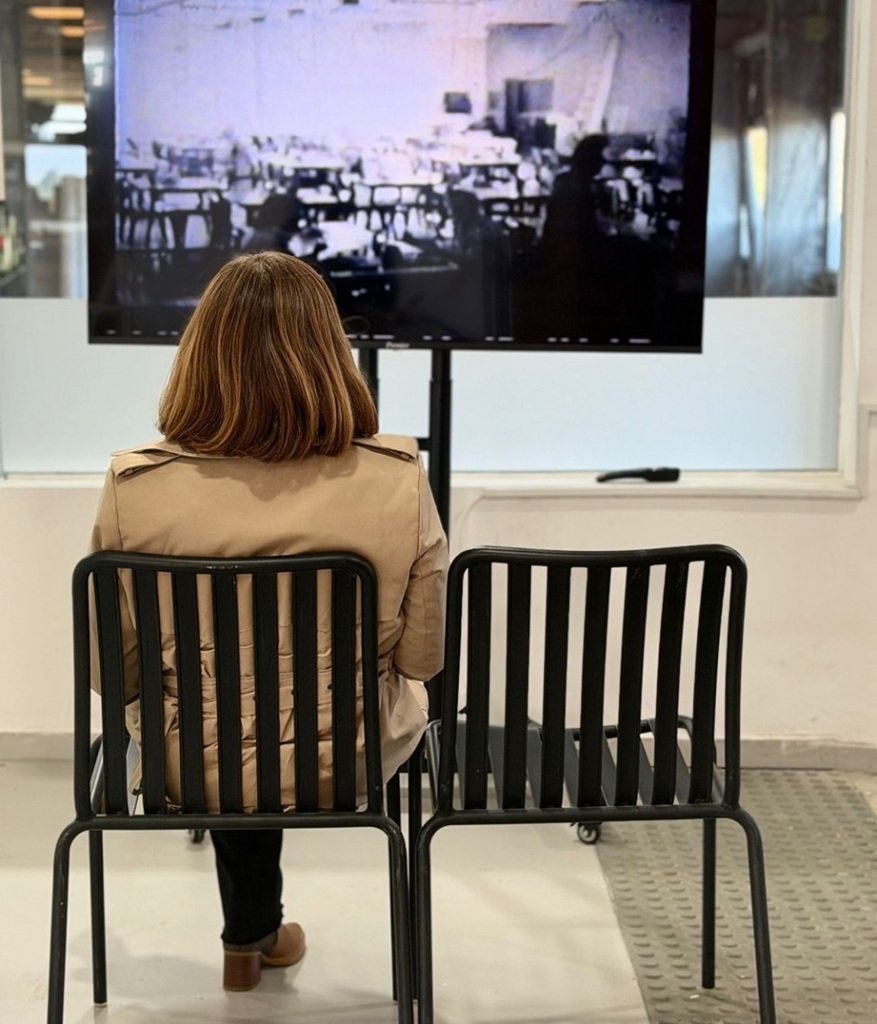 "בין קיבוץ לבית"