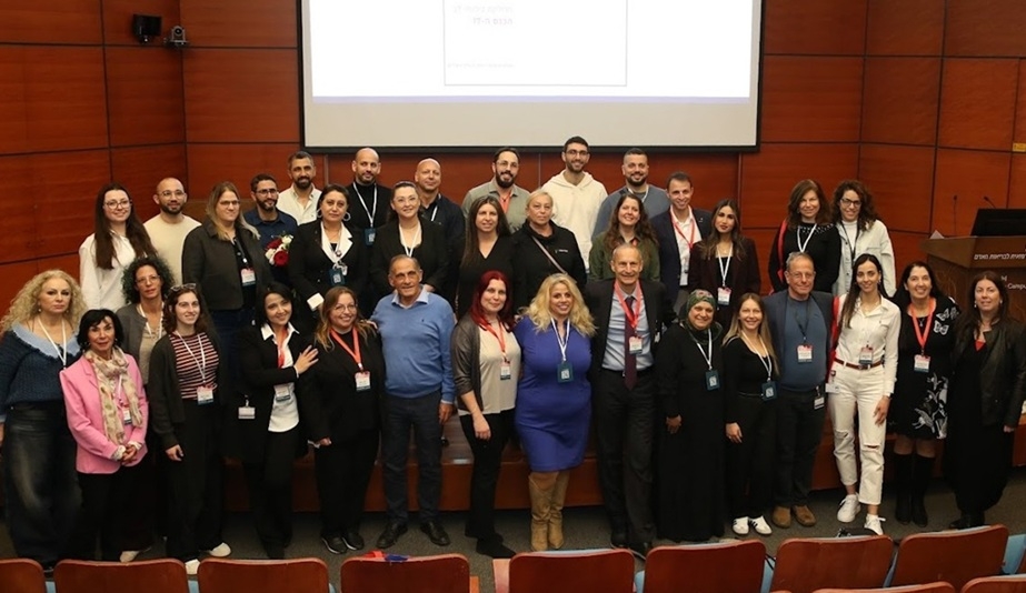 כאשר קצין צנחנים עם קליע בלב עולה לבמה