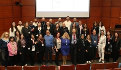 כאשר קצין צנחנים עם קליע בלב עולה לבמה