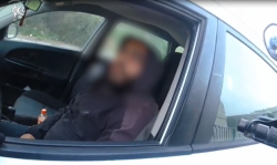 עישן ג'וינט ונהג ללא רישיון