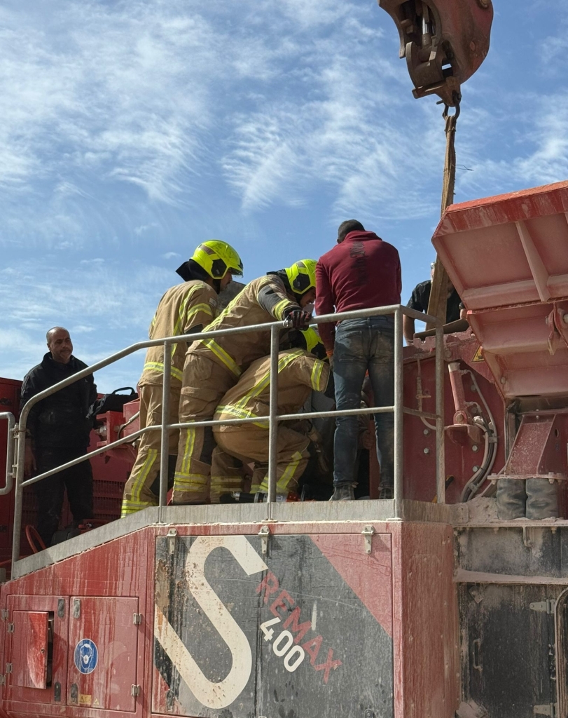 רגלו נלכדה במכונה