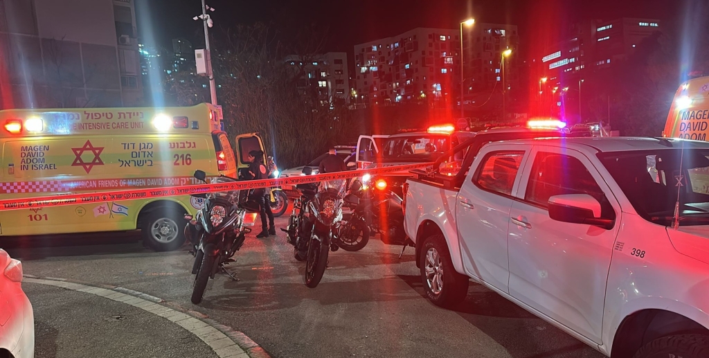 שני צעירים נורו בפתח חנות בחיפה