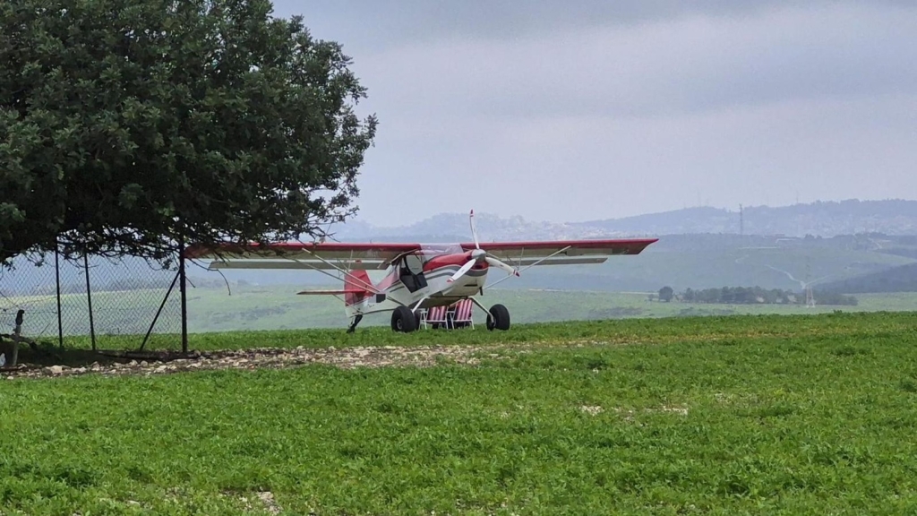 מטוס קל נחת בשדה זרוע בדליה הטייס נקנס