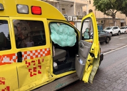 לכודה חולצה מאמבולנס לאחר תאונת דרכים