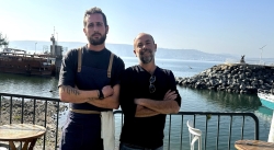 נמל עין גב לאגוס בר קפה מסעדה על שפת הכנרת