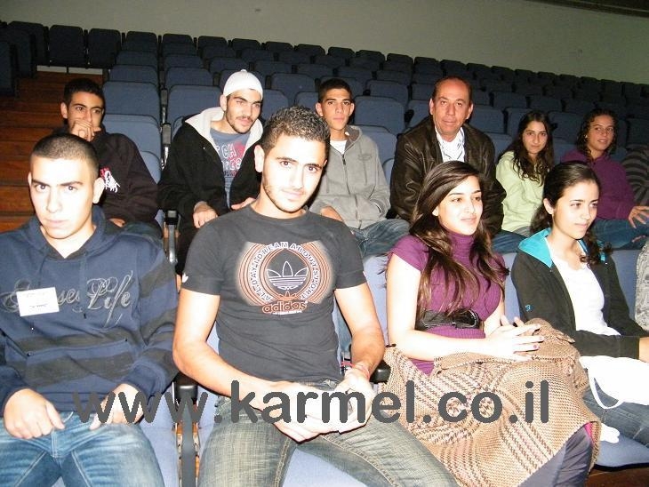 מורה ותלמידים בהרצאה