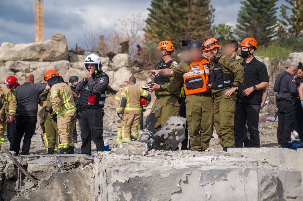  סמל ר' במקום הפגיעה בבית כנסת בבית שמש