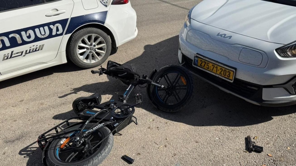 השליך אקדח ובפגע ברכב המשטרתי