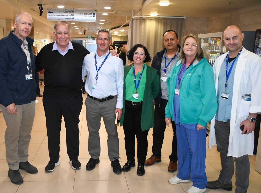 יונה יהב בביקור מלחמה בבית חולים כרמל