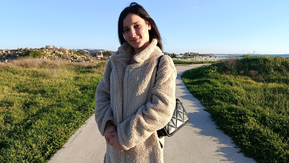 לינה מקלדה צעירה שמכוונת גבוה