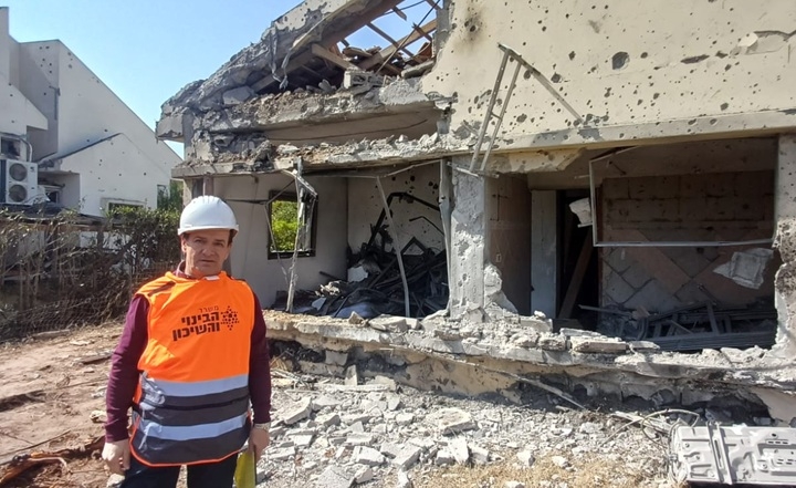 מהנדסים עורכים מיון למבנים שנפגעו מטילים