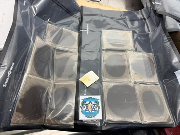 קילו וחצי חשיש הוסלקו בריהוט דקורטיבי שנשלח מארה"ב