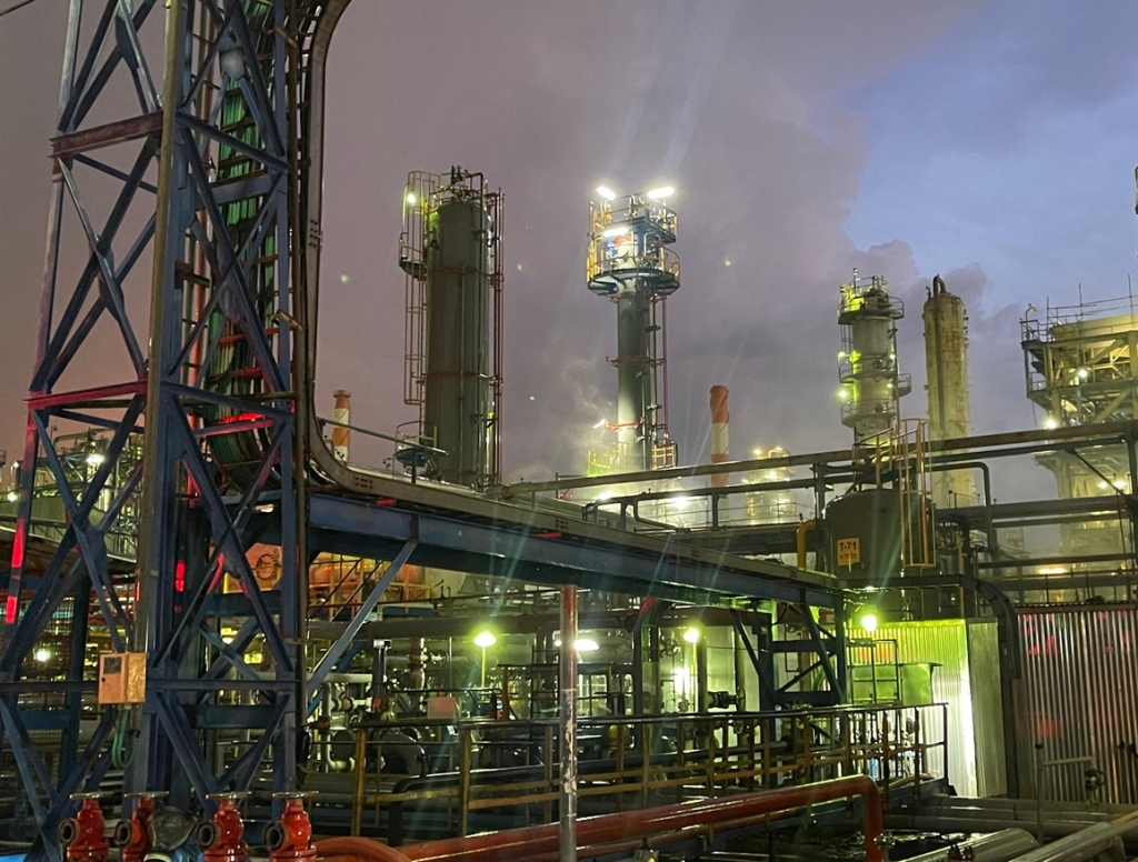 העשן השחור עולה ממתחם בז"ן