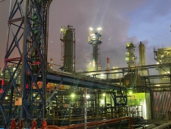 העשן השחור עולה ממתחם בז