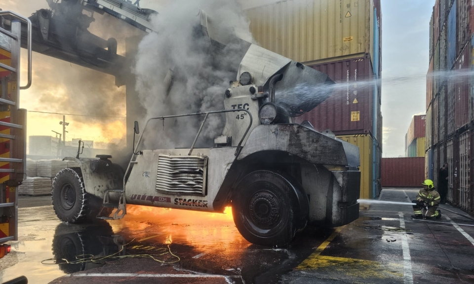 אש במסוף מכולות בחיפה מנפילת טיל