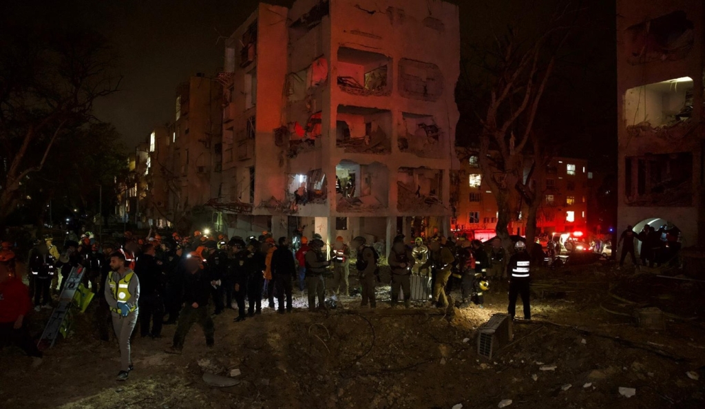 פיקוד העורף פועלים בזירת הנפילה בערד