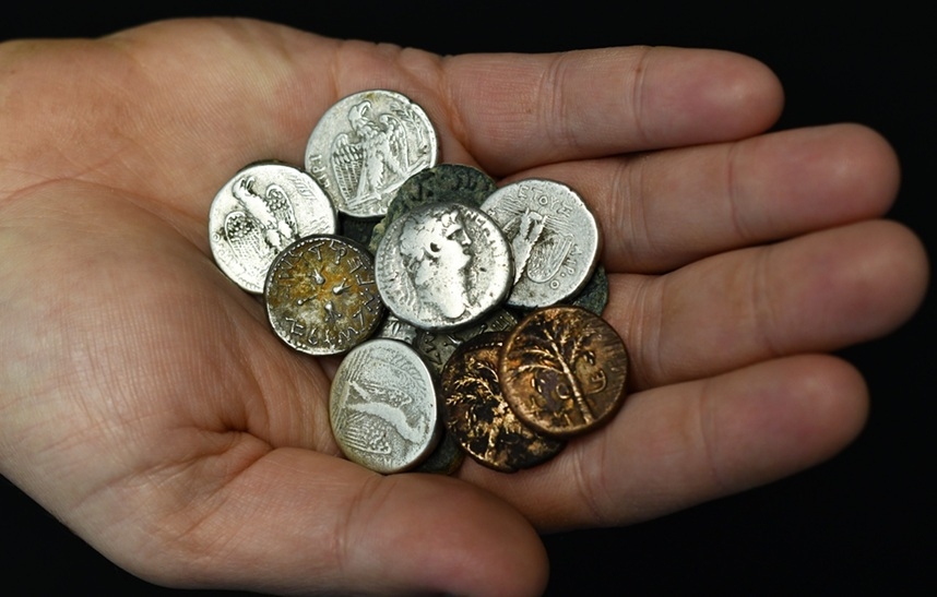 רופא ניסה להבריח מטבעות עתיקים מהשטחים לישראל