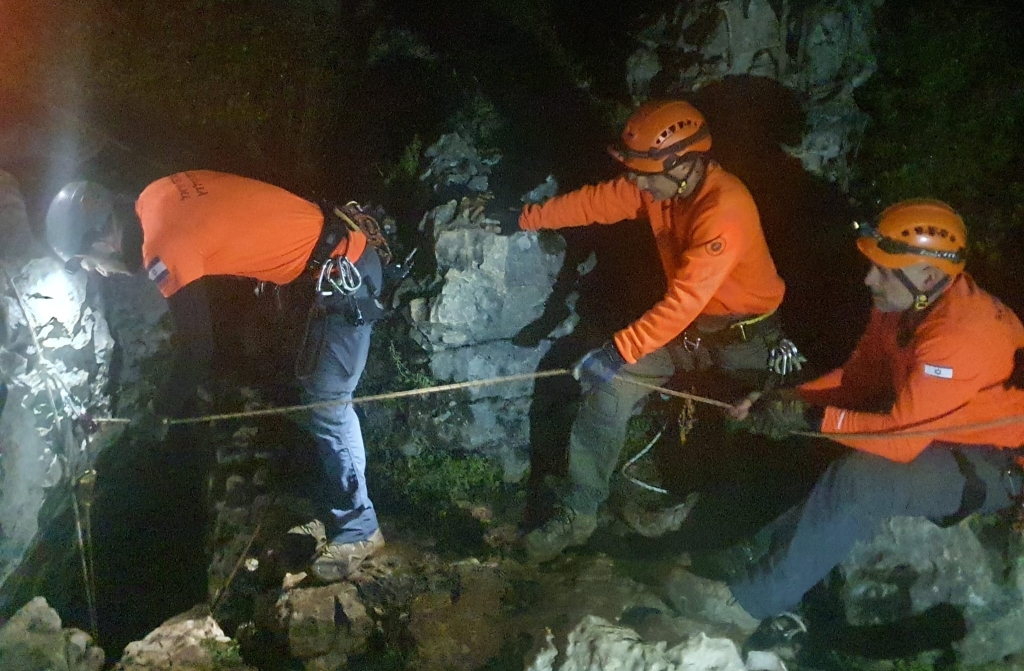 חילוץ במערת זווית תחת איום ביטחוני