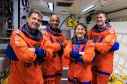 צוות ארטמיס יקיף הלילה את הירח