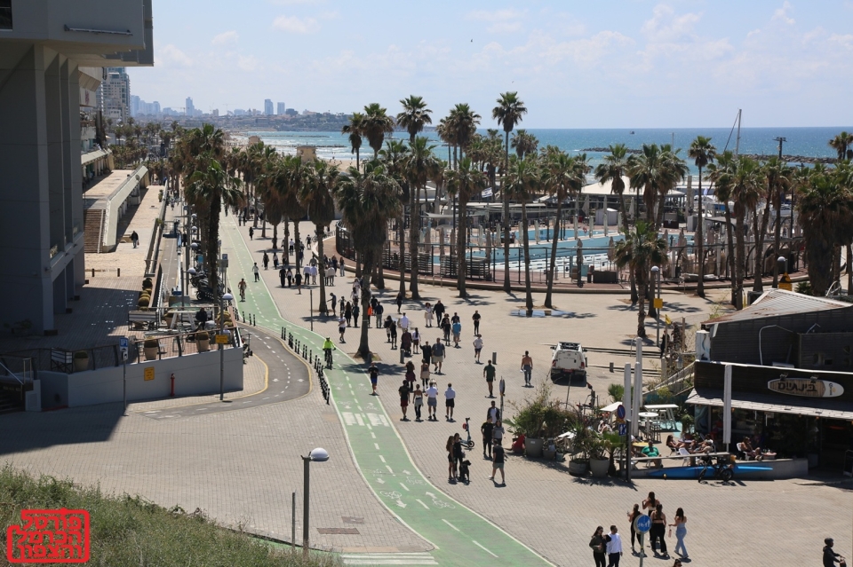 החוף המערבי של תל אביב חי ובועוט