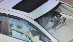 המורה והתלמיד השתמשו בטלפונים במהלך שיעור נהיגה