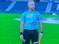 לואי והבי שופט כדורגל בשורה הראשונה