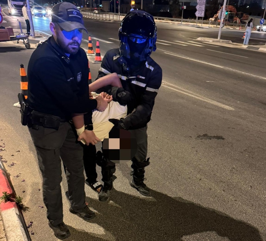 שריקות וקריאות שמחה במהלך טקס יום הזיכרון בעיר לוד